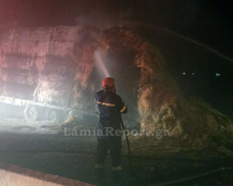 «Λαμπάδιασε» φορτηγό με άχυρο στον αυτοκινητόδρομο Ε65 και «μπλόκαρε» τους ταξιδιώτες στη Φθιώτιδα