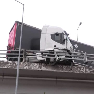Η νταλίκα σταμάτησε στα κιγκλιδώματα της γέφυρας