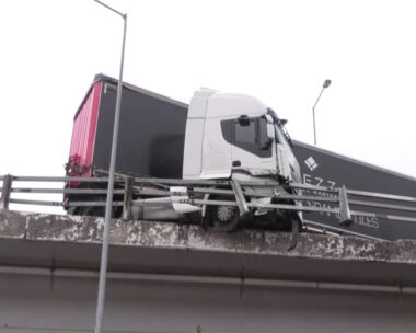 Η νταλίκα σταμάτησε στα κιγκλιδώματα της γέφυρας