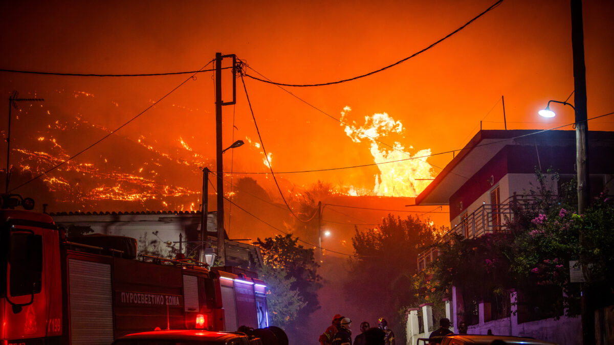 Ολονύχτια η μάχη με τις φλόγες στην περιοχή της Αρχαίας Ολυμπίας στην Ηλεία