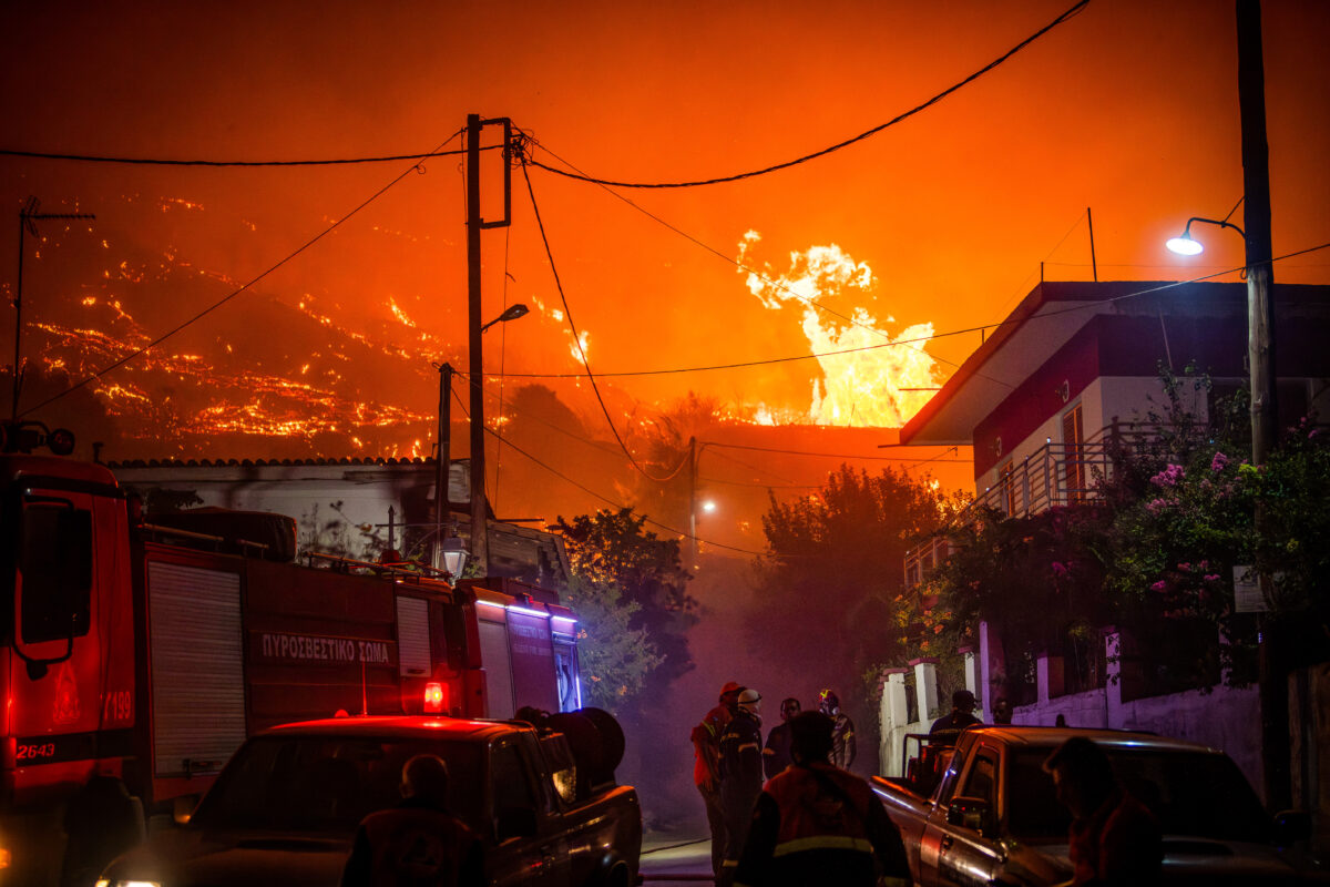 Ολονύχτια η μάχη με τις φλόγες στην περιοχή της Αρχαίας Ολυμπίας στην Ηλεία