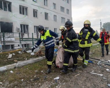 Ουκρανοί διασώστες μεταφέρουν τη σορό άνδρα που σκοτώθηκε σε ρωσικό βομβαρδισμό στο Χάρκοβο