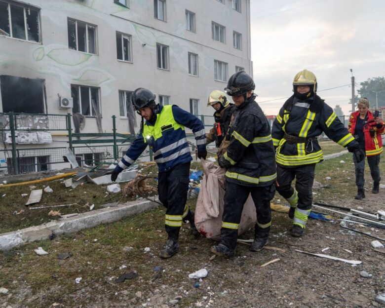 Ουκρανία: 4 νεκροί, μεταξύ των οποίων 1 παιδί, από νέα ρωσική επίθεση στο Χάρκοβο λίγες ώρες πριν το ραντεβού Τραμπ – Ζελένσκι