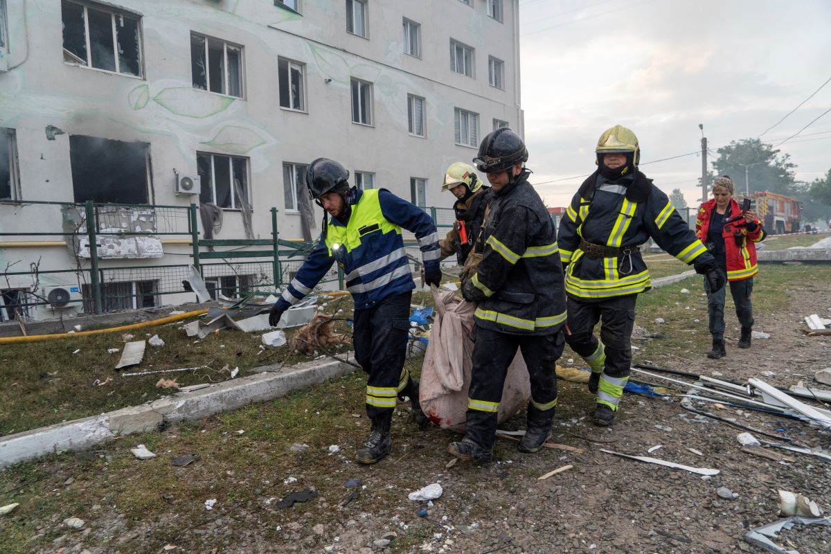 Ουκρανοί διασώστες μεταφέρουν τη σορό άνδρα που σκοτώθηκε σε ρωσικό βομβαρδισμό στο Χάρκοβο