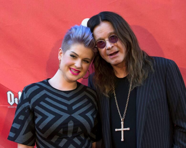 Kelly Osbourne: Η ροκ ωδή στον πατέρα της Ozzy Osbourne δυο ημέρες μετά την κηδεία του