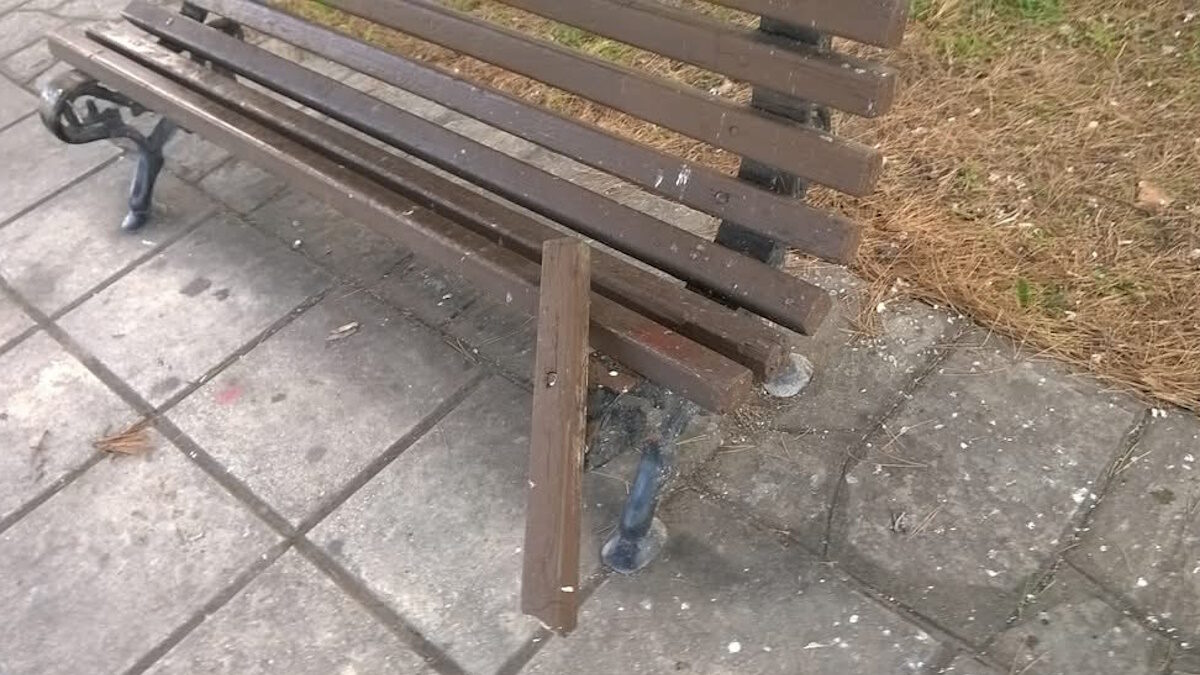 Ένα από τα παγκάκια που έσπασαν οι ανήλικοι