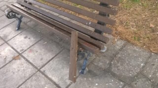 Ένα από τα παγκάκια που έσπασαν οι ανήλικοι