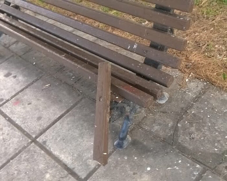 Κηφισιά: Συνελήφθησαν 14χρονοι που έσπαγαν παγκάκια και επιτέθηκαν σε αστυνομικό