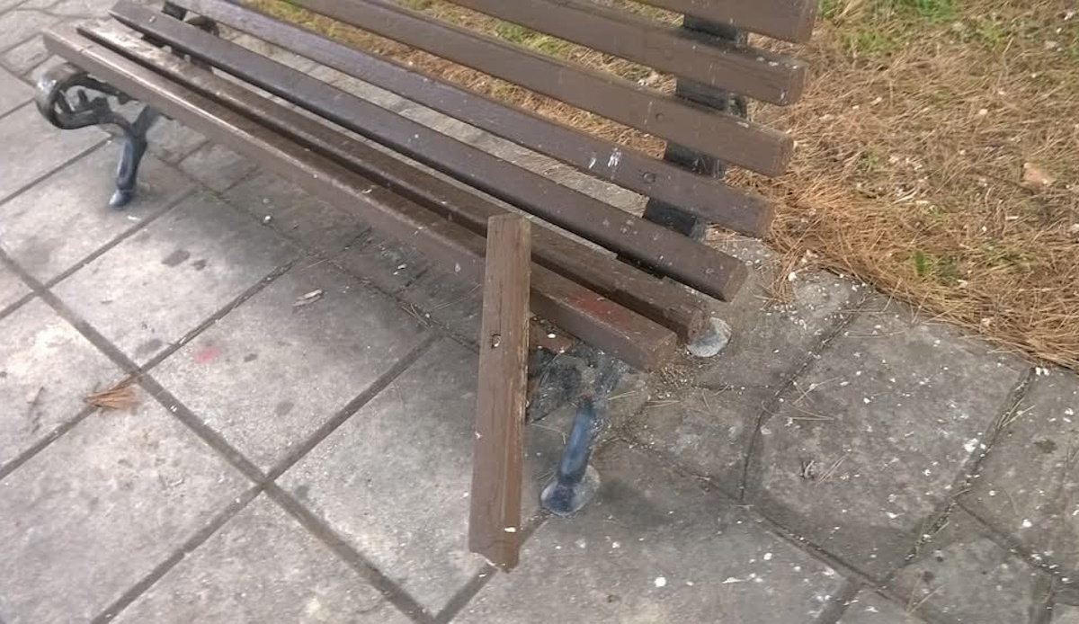 Ένα από τα παγκάκια που έσπασαν οι ανήλικοι