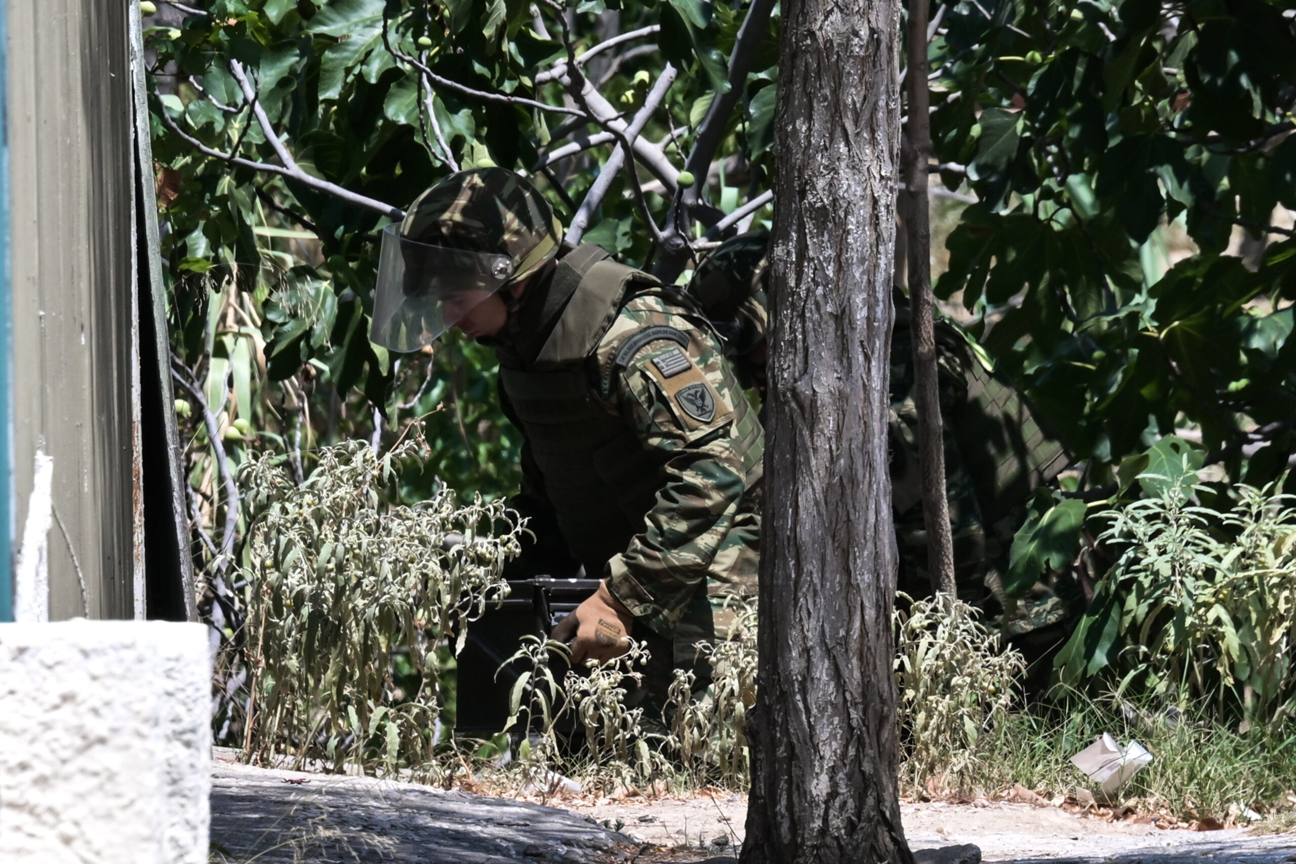 Άνδρας του Τάγματος Εκκαθαρίσεως Ναρκοπεδίων Ξηράς (ΤΕΝΞ) του στρατού κατά την επιχείρηση στο Παλαιό Φάληρο