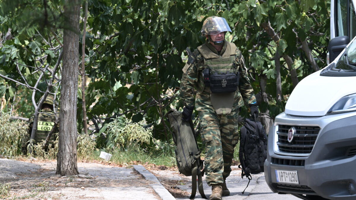Άνδρας του Τάγματος Εκκαθαρίσεως Ναρκοπεδίων Ξηράς (ΤΕΝΞ) του στρατού κατά την επιχείρηση στο Παλαιό Φάληρο