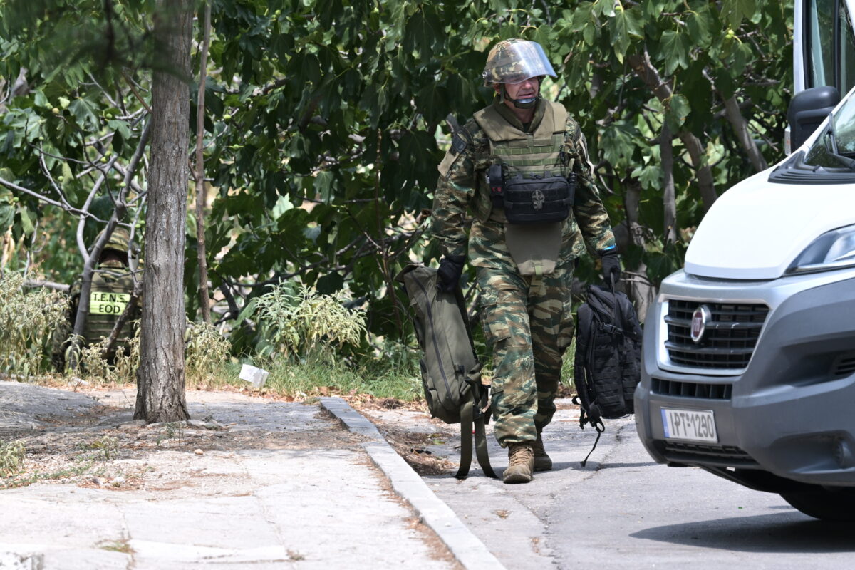 Άνδρας του Τάγματος Εκκαθαρίσεως Ναρκοπεδίων Ξηράς (ΤΕΝΞ) του στρατού κατά την επιχείρηση στο Παλαιό Φάληρο
