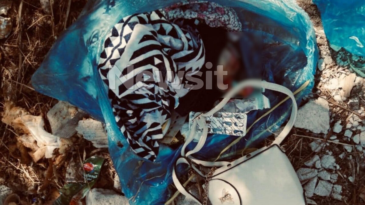 Ρούχα που βρέθηκαν σε θάμνο κοντά στο σπίτι της 32χρονης μητέρας του 3χρονου παιδιού που πέθανε από πνιγμό στο Παλαιό Φάληρο