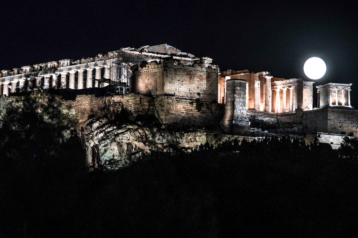 Η Πανσέληνος του Αυγούστου πάνω απο την Ακρόπολη