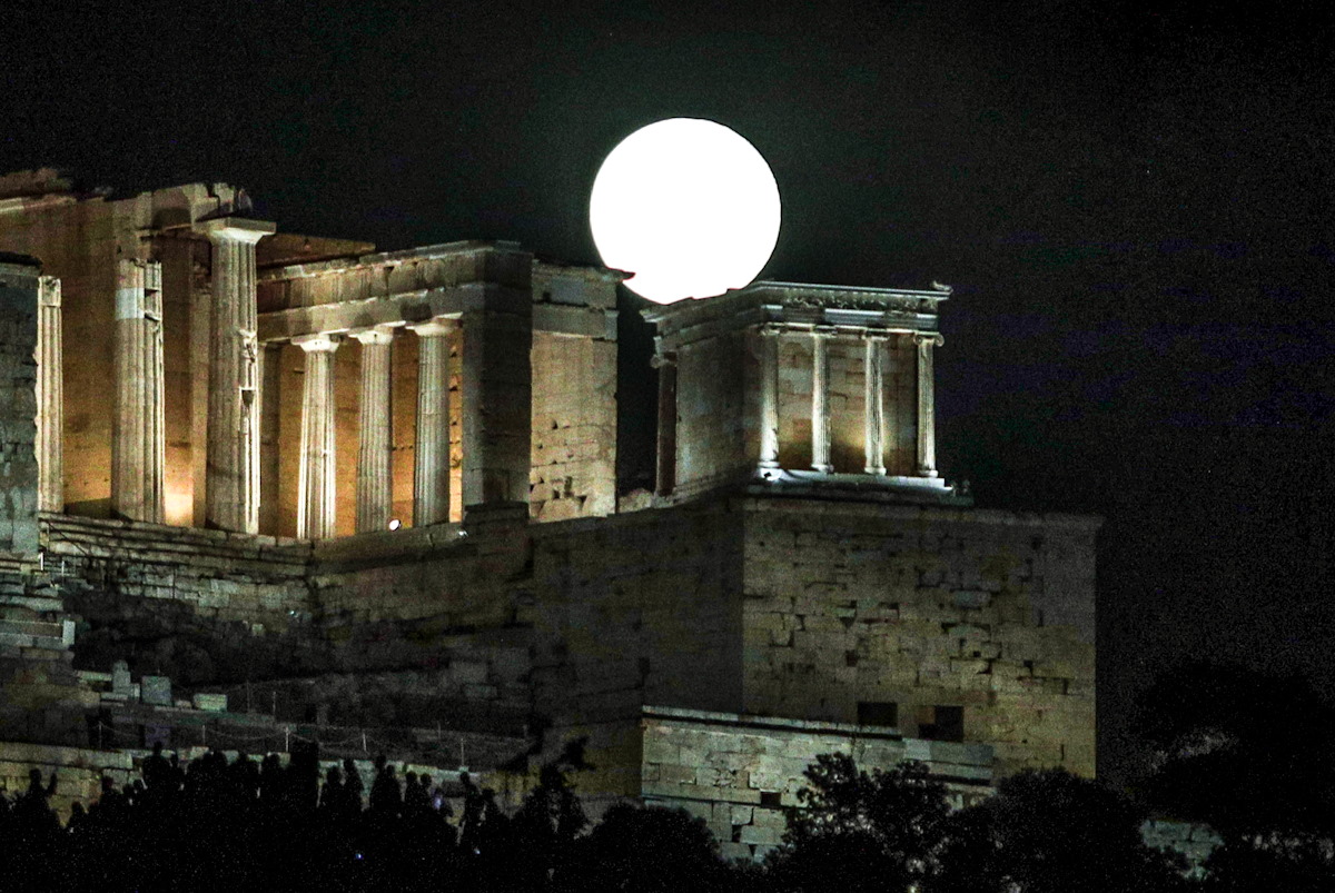 Η Πανσέληνος του Αυγούστου πάνω απο την Ακρόπολη