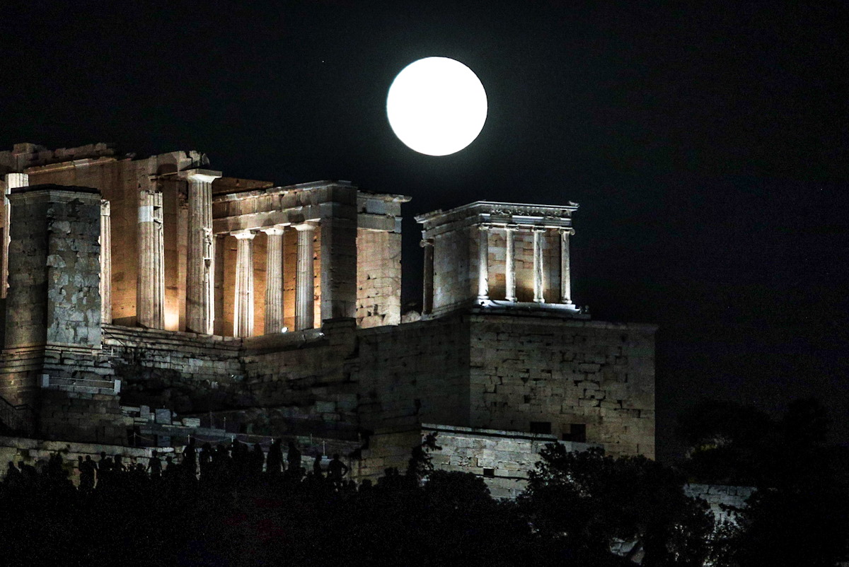 Η Πανσέληνος του Αυγούστου πάνω απο την Ακρόπολη