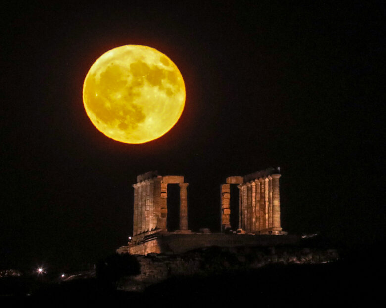 Πανσέληνος Αυγούστου 2025: Μάγεψε το «φεγγάρι του Οξύρρυγχου» – Μοναδικές φωτογραφίες από Σούνιο και Ακρόπολη