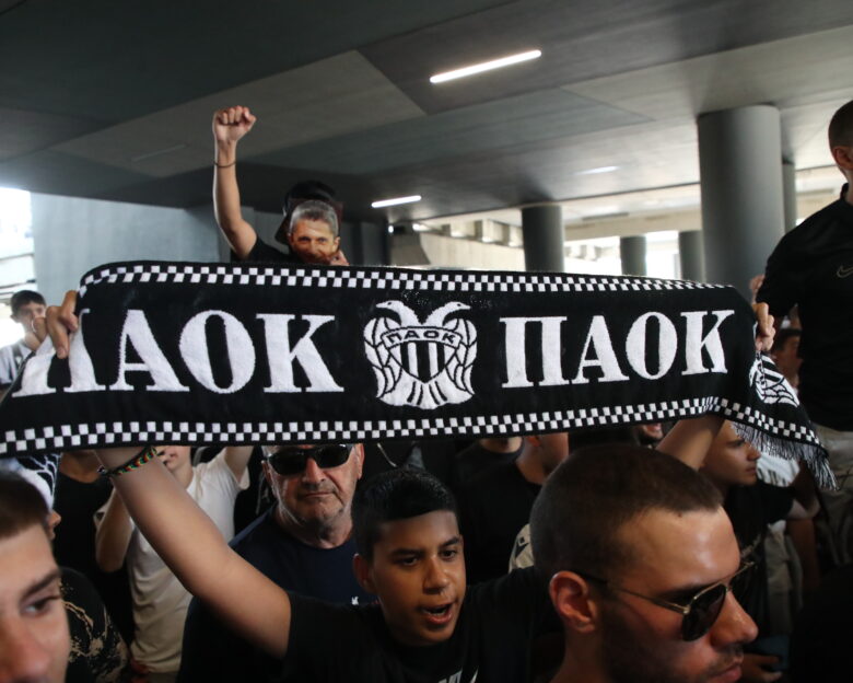 Χρήστος Ζαφείρης: Χαμός στο αεροδρόμιο «Μακεδονία» – Εκατοντάδες οπαδοί του ΠΑΟΚ στην υποδοχή του Έλληνα ποδοσφαιριστή
