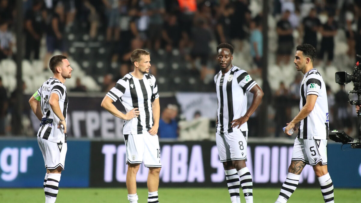 Οι παίκτες του ΠΑΟΚ μετά το 0-0 μέσα στην Τούμπα, κόντρα στην Βόλφσμπεργκερ