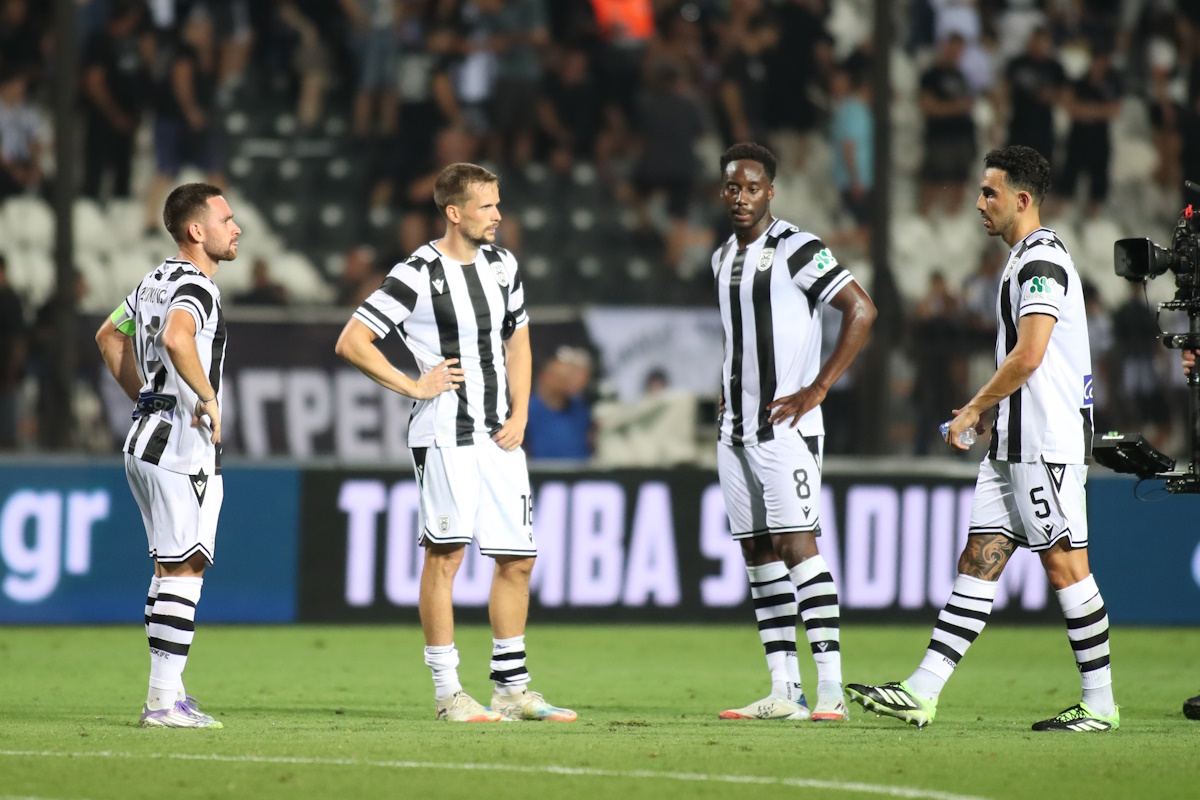 Οι παίκτες του ΠΑΟΚ μετά το 0-0 μέσα στην Τούμπα, κόντρα στην Βόλφσμπεργκερ