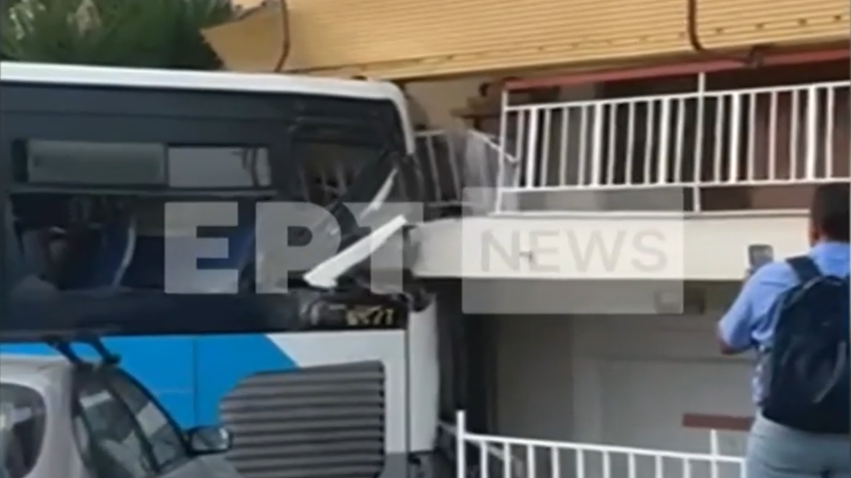 Το λεωφορείο που χτύπησε στο μπαλκόνι