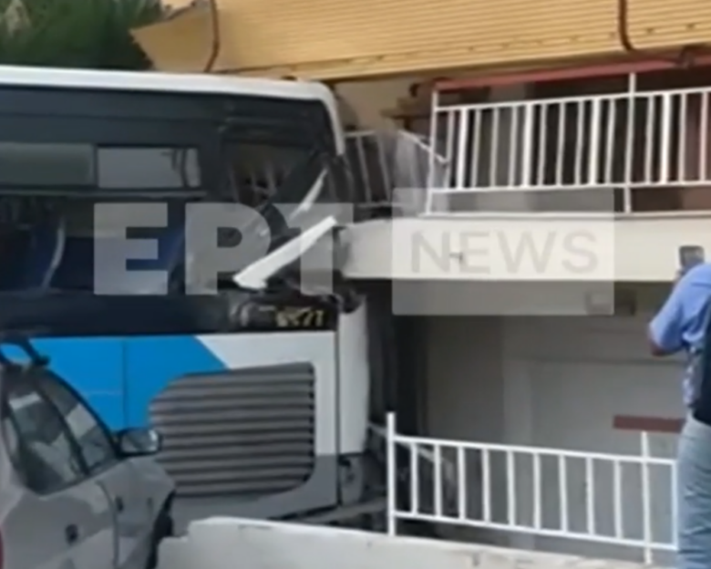 Παπάγου: Βίντεο από τη προσπάθεια απομάκρυνσης του λεωφορείου που έπεσε σε πολυκατοικία