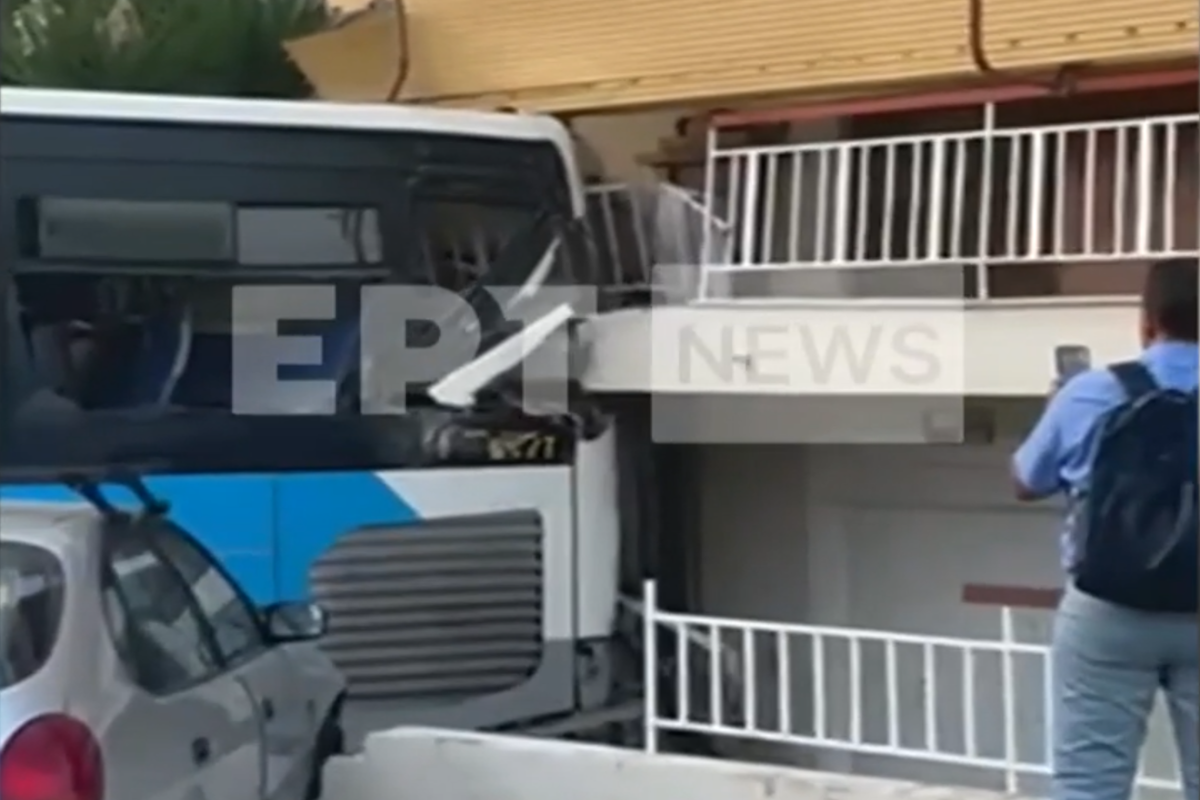 Το λεωφορείο που χτύπησε στο μπαλκόνι