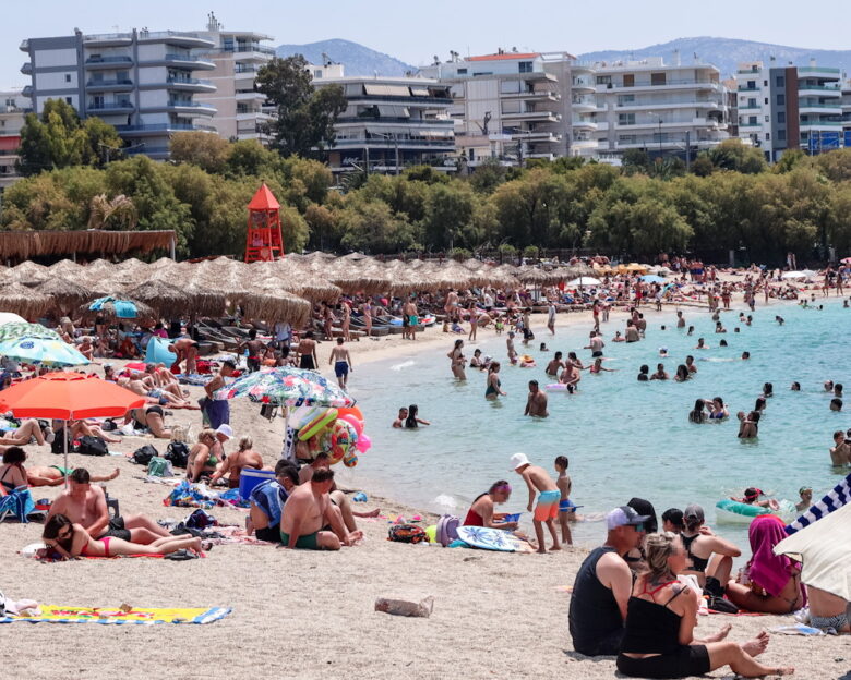 «Βούλιαξαν» οι παραλίες της Αττικής – Γεμάτες οι θάλασσες σε Ανάβυσσο, Σαρωνίδα και Λαγονήσι