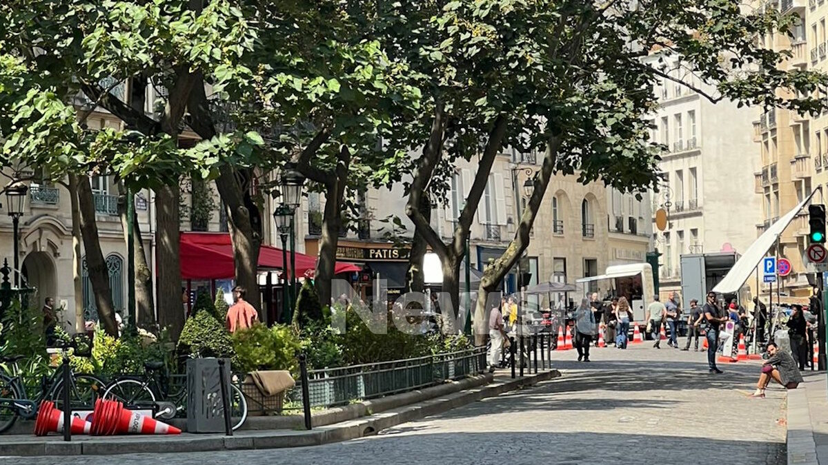 Αποκλειστικές εικόνες από τα γυρίσματα της σειράς «Emily in Paris» – Κλειστοί οι δρόμοι στο Παρίσι γύρω από το εστιατόριο του «Γκαμπριέλ»