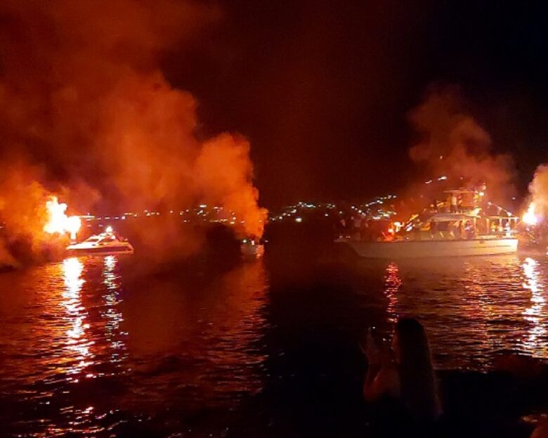 Πάρος – Δεκαπενταύγουστος: Με καπνογόνα και πυροτεχνήματα υποδέχθηκαν το πλοίο στο λιμάνι