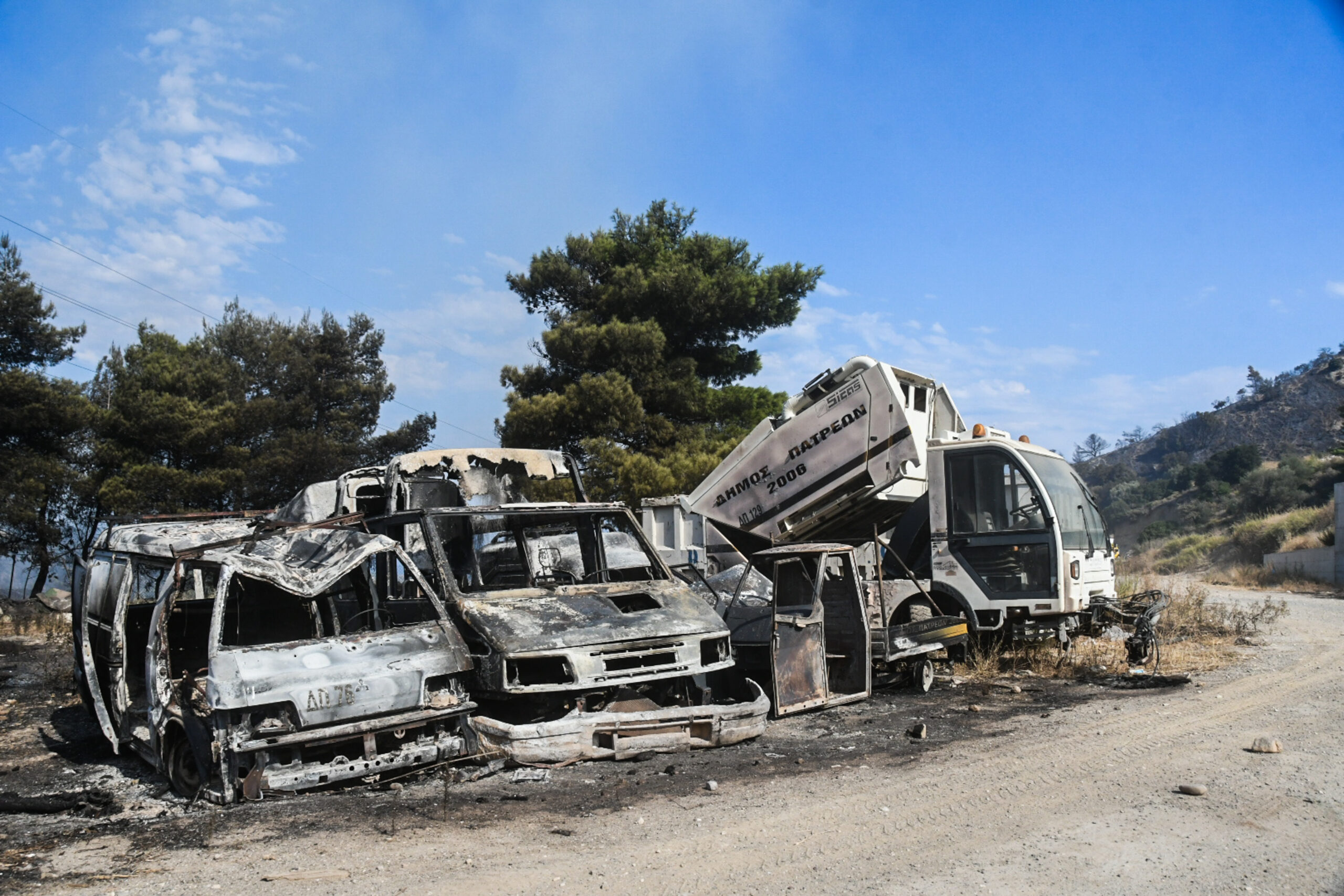Καμένα αυτοκίνητα στην Πάτρα