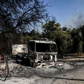 Καμένα αυτοκίνητα στην Πάτρα