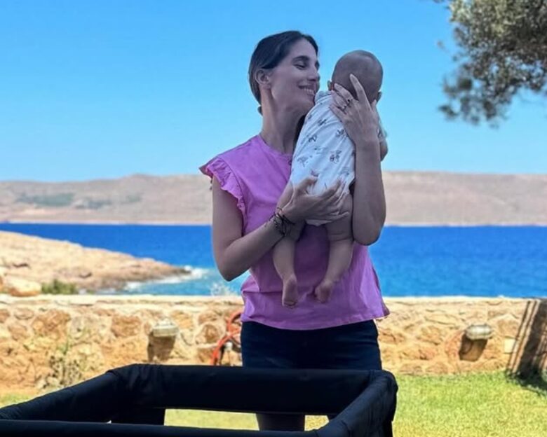 Παυλίνα Βουλγράκη: Οι πρώτες διακοπές με την 3 μηνών κόρη της – Δείτε φωτογραφίες