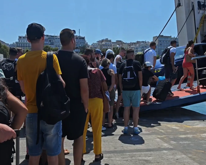 Έξοδος Δεκαπενταύγουστου: Μαζική αναχώρηση των εκδρομέων από τον Πειραιά προς τα νησιά της χώρας