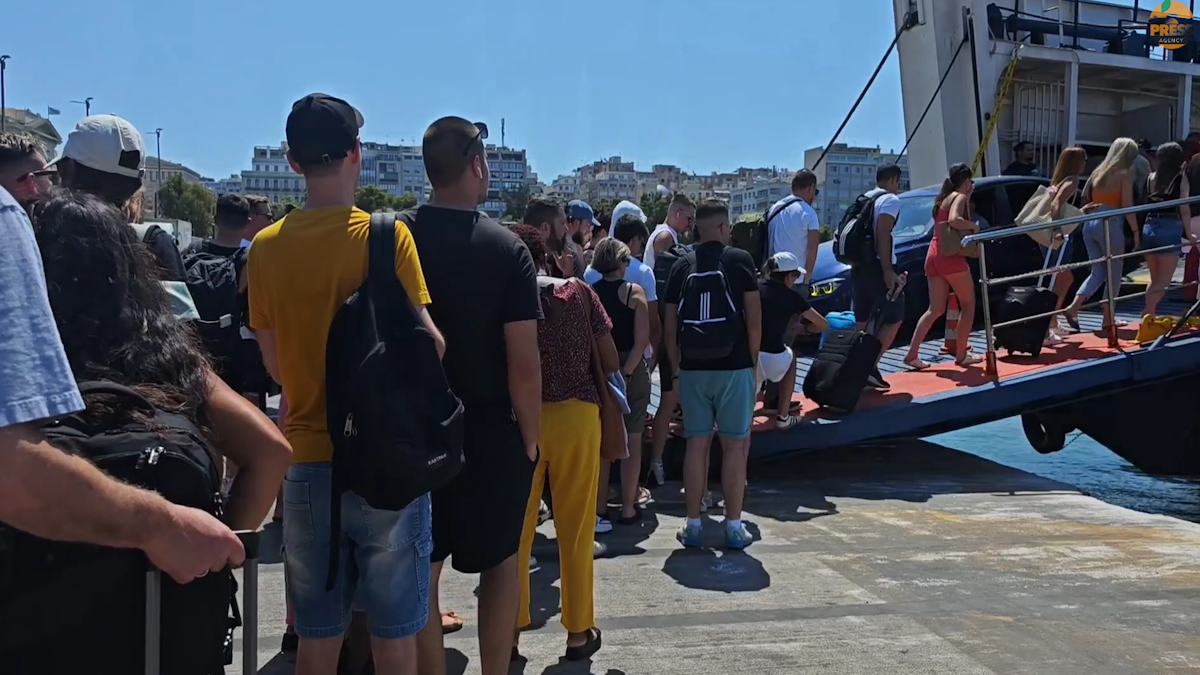 Οι εκδρομείς αναχωρούν από το λιμάνι του Πειραιά