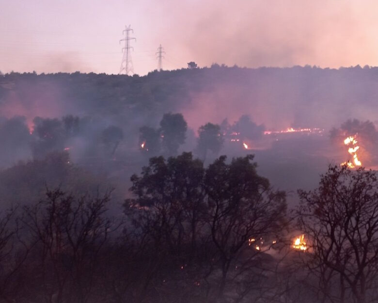 Φωτιά στα Μέγαρα: Μήνυμα του 112 για ετοιμότητα – Βελτιωμένη η εικόνα