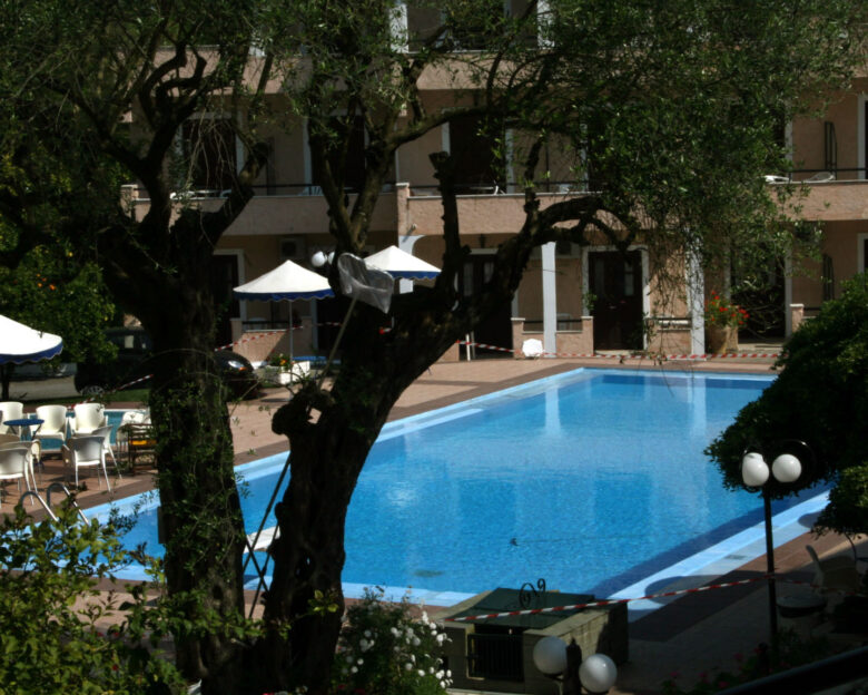 Παξοί: Για 1 ώρα αγνοούνταν η 4χρονη που πνίγηκε – «Περπάτησε 300 μέτρα για να παίξει στην πισίνα»