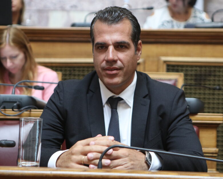 Θάνος Πλεύρης: «Μειώθηκαν 80% τον Αύγουστο οι παράνομες είσοδοι – Έχουμε ξεπεράσει τις 1.000 απελάσεις»