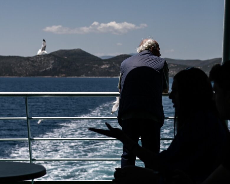 Εύβοια: Πλοίο κόλλησε σε ξέρα στα Νέα Στύρα – Με βάρκες απομακρύνουν τους επιβάτες