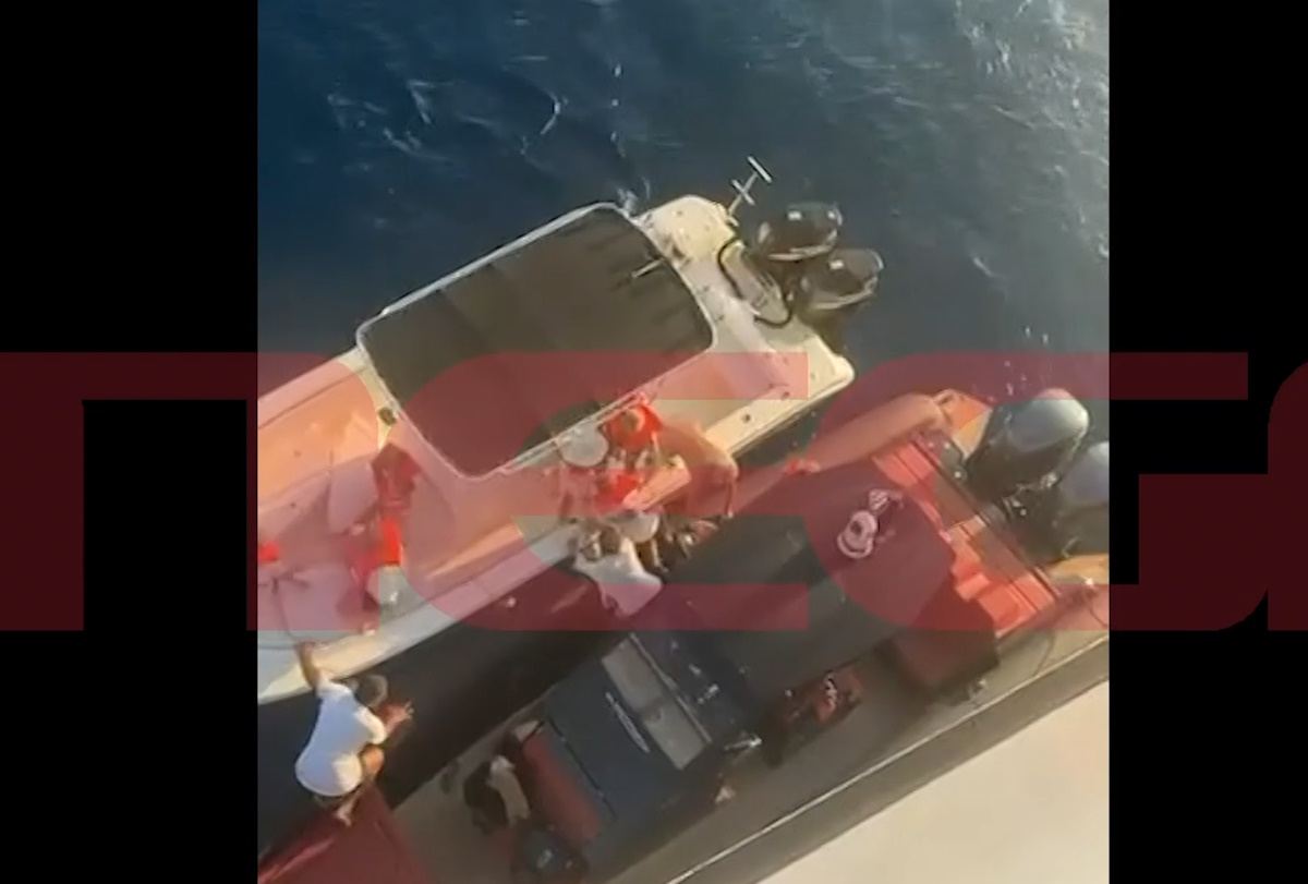 Εύβοια: Πλοίο κόλλησε σε ξέρα στα Νέα Στύρα – Με βάρκες απομακρύνουν τους επιβάτες