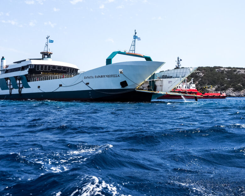 Νέα Στύρα: Το απόγευμα θα ξεκινήσει η προσπάθεια απομάκρυνσης του φέρι μποτ που κόλλησε σε ξέρα