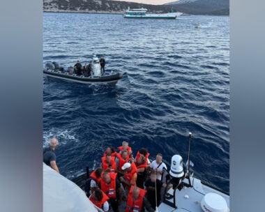 Οι επιβάτες από το φέρι μποτ σε σκάφη του Λιμενικού
