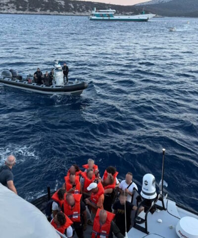 Οι επιβάτες από το φέρι μποτ σε σκάφη του Λιμενικού