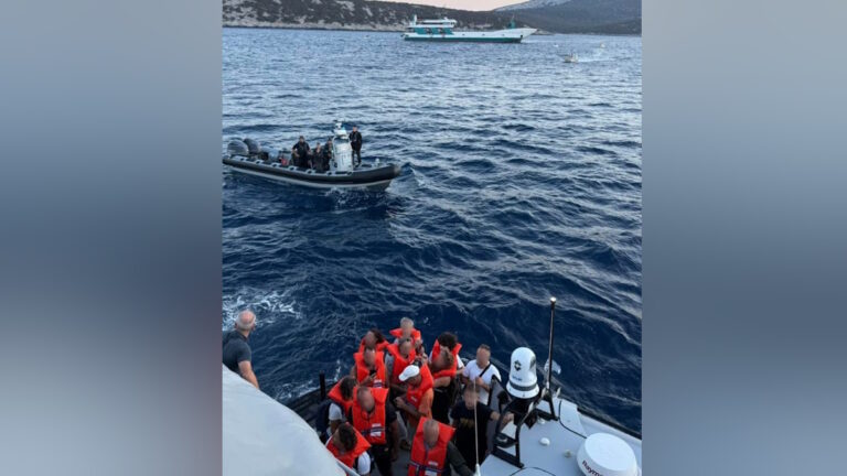 Οι επιβάτες από το φέρι μποτ σε σκάφη του Λιμενικού
