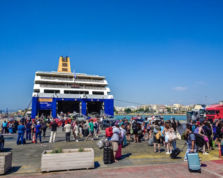 Blue Star Μύκονος: Απαγόρευση απόπλου από τον Πειραιά λόγω προβλήματος στο σύστημα ελέγχου καυσαερίων