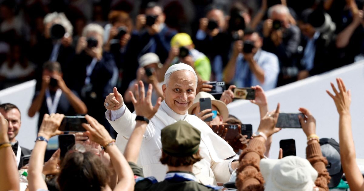 Pope Leo: Rock Star Reception from 1,000,000 Catholics – Reached by helicopter in an outdoor area in Rome