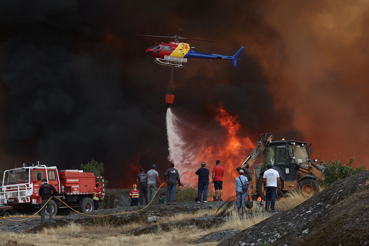 Ένα ελικόπτερο ρίχνει νερό σε μια πυρκαγιά στην Πορτογαλία