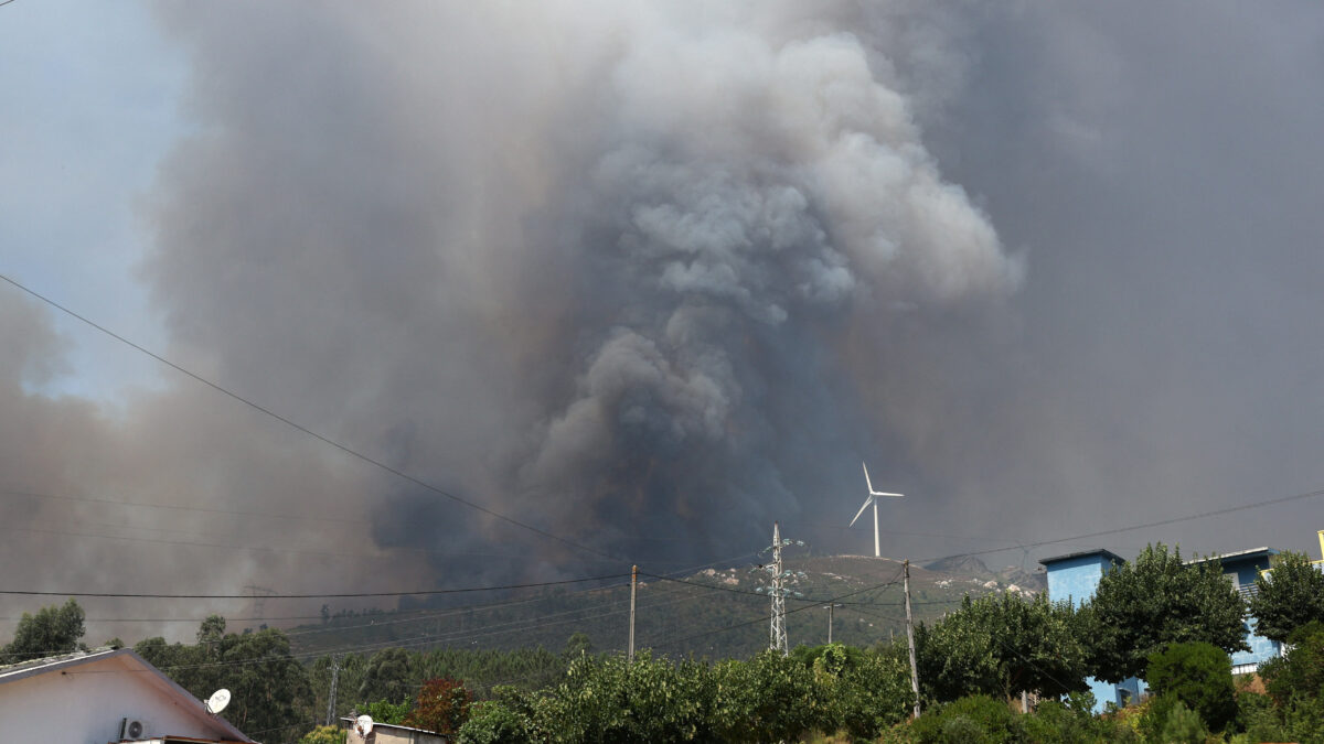 Καπνός πάνω από τους λόφους της Serra da Boneca στη Πορτογαλία