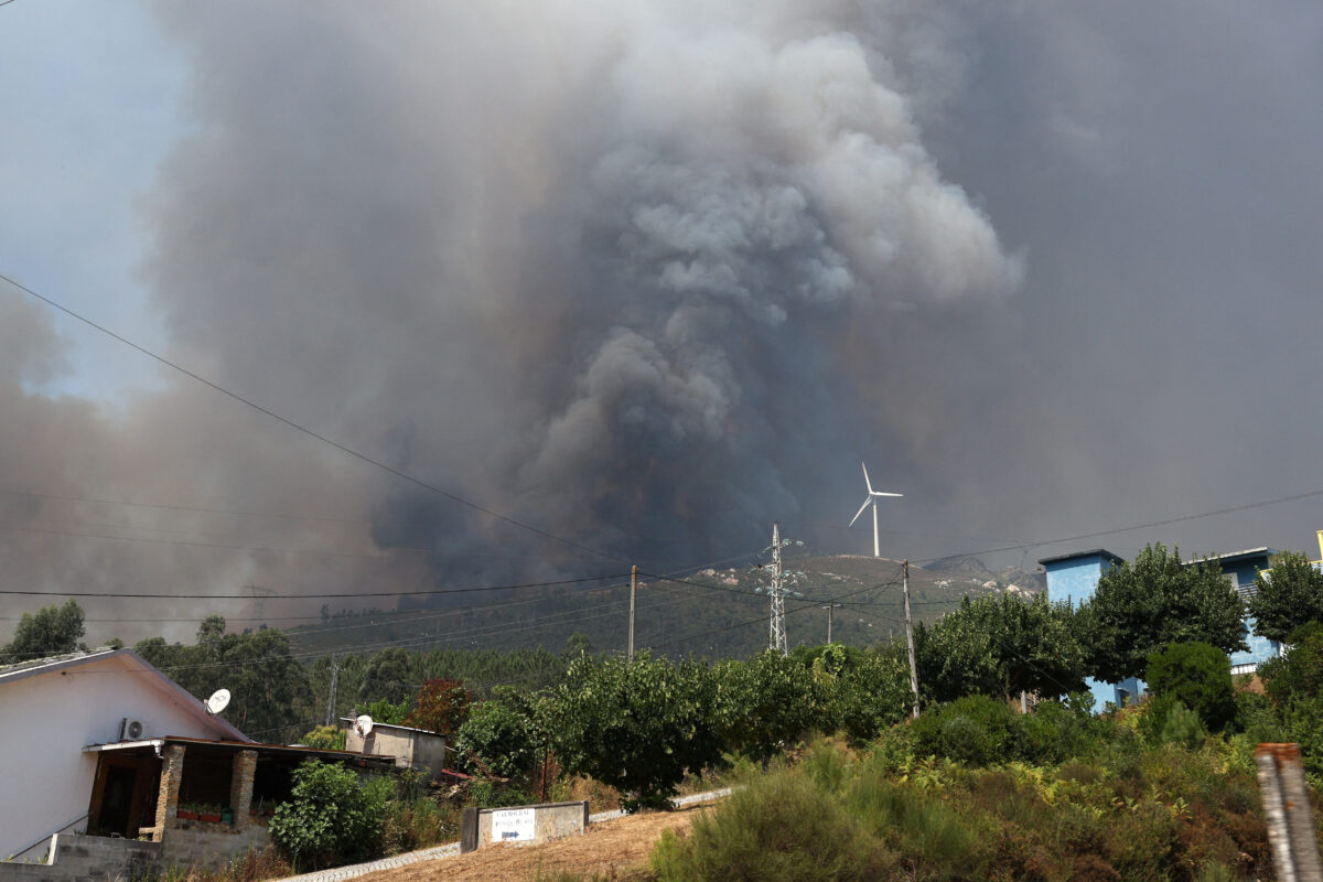 Καπνός πάνω από τους λόφους της Serra da Boneca στη Πορτογαλία