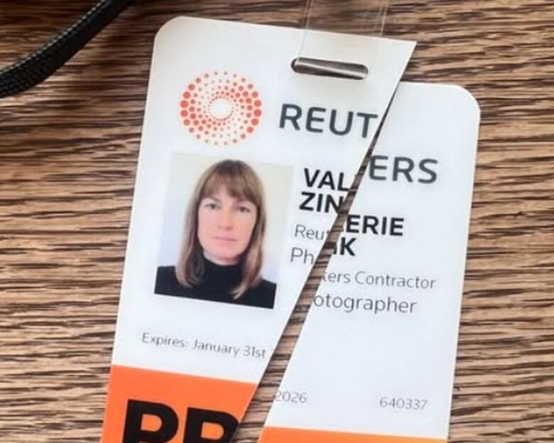 Φωτορεπόρτερ καταγγέλλει το Reuters μετά τις δολοφονίες δημοσιογράφων στη Γάζα – Viral η ανάρτηση της Βάλερι Ζινκ με την σκισμένη ταυτότητα